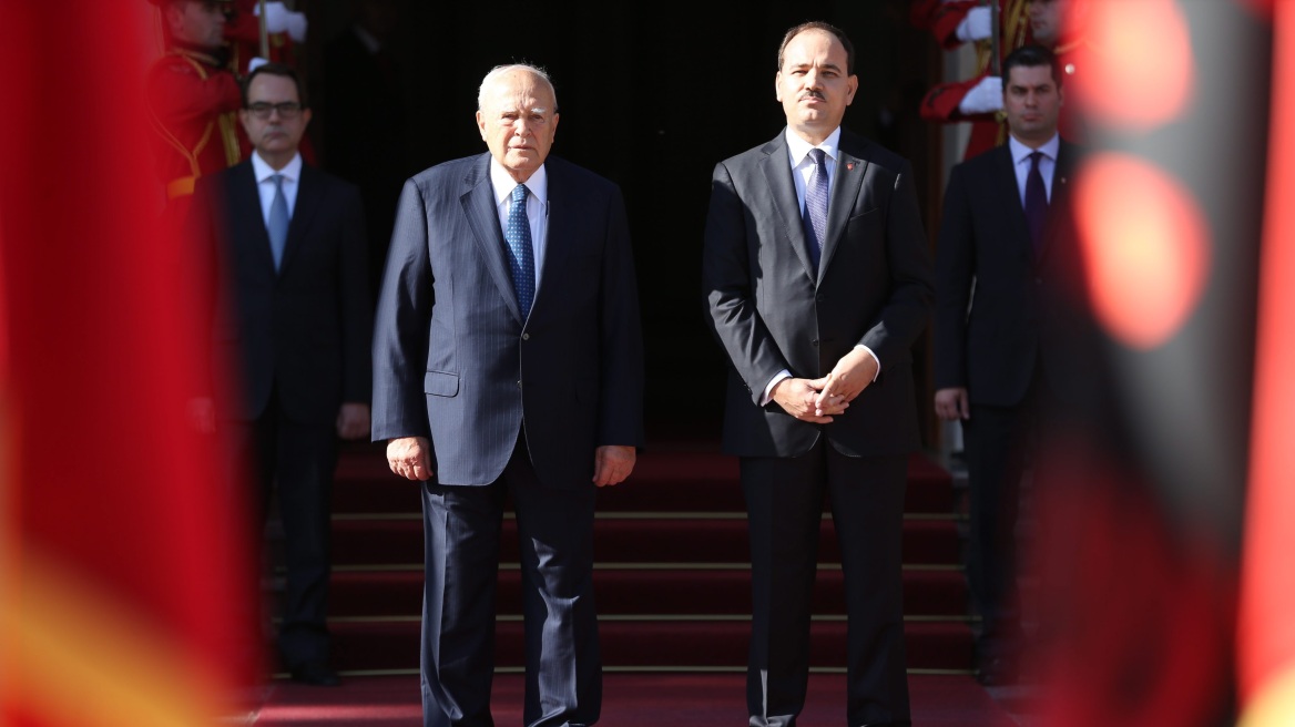 Ζήτημα άρσης του εμπολέμου έθεσε ο Αλβανός πρόεδρος στον Κάρολο Παπούλια